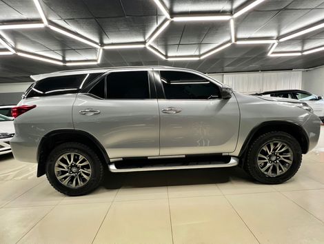 Toyota Hilux SW4 SRX 4x4 2.8 TDI 16V Dies. Aut.