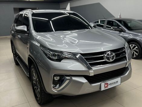 Toyota Hilux SW4 SRX 4x4 2.8 TDI 16V Dies. Aut.