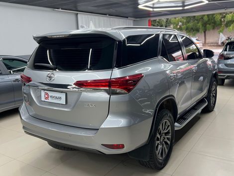 Toyota Hilux SW4 SRX 4x4 2.8 TDI 16V Dies. Aut.