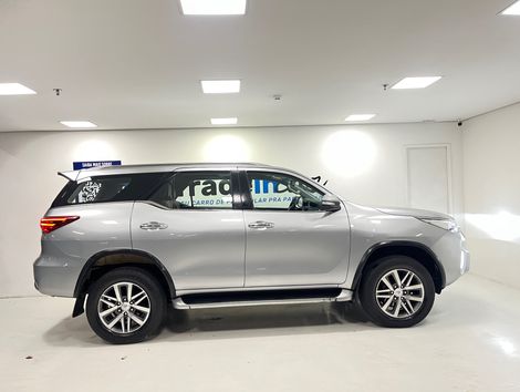 Toyota Hilux SW4 SRX 4x4 2.8 TDI 16V Dies. Aut.