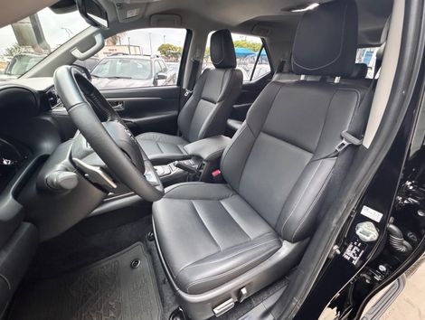 Toyota Hilux SW4 SRX Plat. 4x4 2.8 TB Die. Aut.