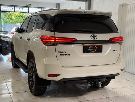 Toyota Hilux SW4 SRX 4x4 2.8 TDI 16V Dies. Aut.