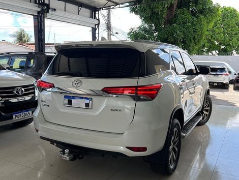 Toyota Hilux SW4 SRX 4x4 2.8 TDI 16V Dies. Aut.