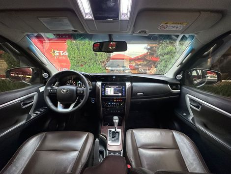 Toyota Hilux SW4 SRX 4x4 2.8 TDI 16V Dies. Aut.