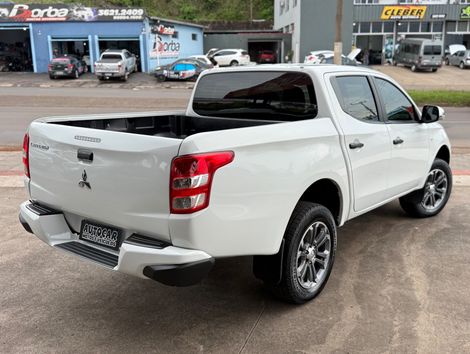 Mitsubishi L200 Tri. Outd. GLX 2.4 CD 4x4 Die. Mec.