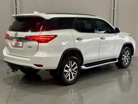 Toyota Hilux SW4 SRX 4x4 2.8 TDI 16V Dies. Aut.