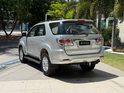 Toyota Hilux SW4 SRV D4-D 4x4 3.0 TDI Dies. Aut