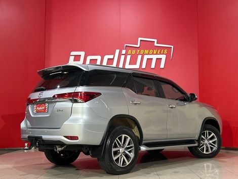 Toyota Hilux SW4 SRX 4x4 2.8 TDI 16V Dies. Aut.