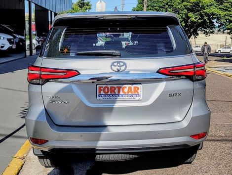 Toyota Hilux SW4 SRX 4x4 2.8 TDI 16V Dies. Aut.