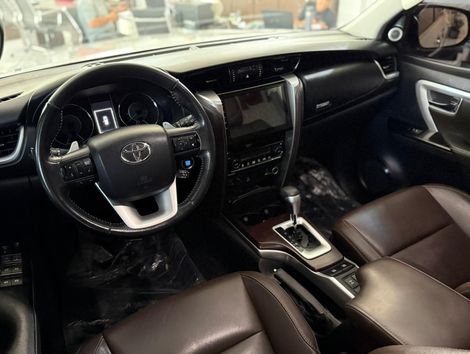 Toyota Hilux SW4 SRX 4x4 2.8 TDI 16V Dies. Aut.