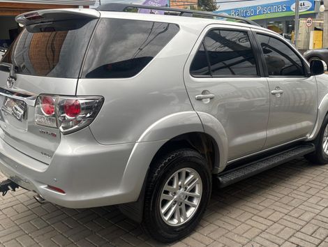 Toyota Hilux SW4 SRV D4-D 4x4 3.0 TDI Dies. Aut