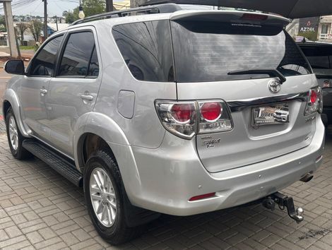 Toyota Hilux SW4 SRV D4-D 4x4 3.0 TDI Dies. Aut