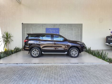 Toyota Hilux SW4 SRX 4x4 2.8 TDI 16V Dies. Aut.