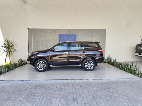 Toyota Hilux SW4 SRX 4x4 2.8 TDI 16V Dies. Aut.