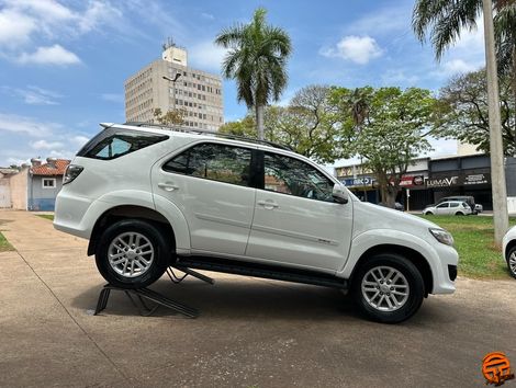 Toyota Hilux SW4 SR 4x2 2.7/ 2.7 Flex 16V Aut.