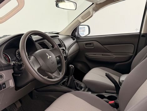 Mitsubishi L200 Tri. Outd. GLX 2.4 CD 4x4 Die. Mec.