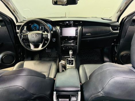 Toyota Hilux SW4 SRX 4x4 2.8 TDI 16V Dies. Aut.