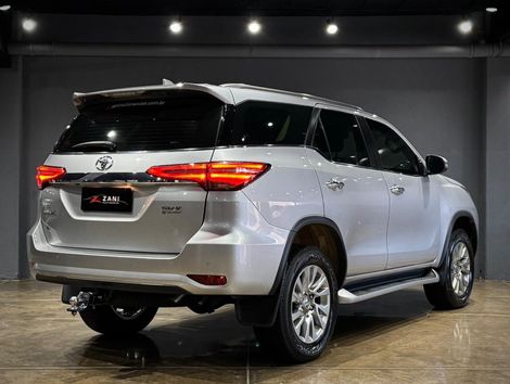 Toyota Hilux SW4 SRX 4x4 2.8 TDI 16V Dies. Aut.