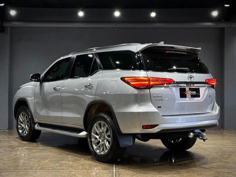 Toyota Hilux SW4 SRX 4x4 2.8 TDI 16V Dies. Aut.