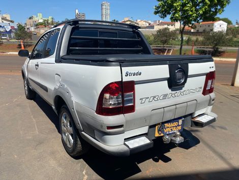 Fiat Strada Trekking 1.6 16V Flex CE