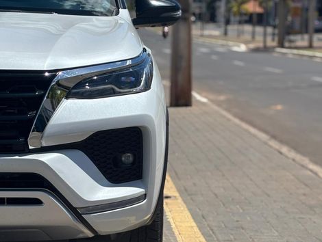 Toyota Hilux SW4 SRX 4x4 2.8 TDI 16V Dies. Aut.