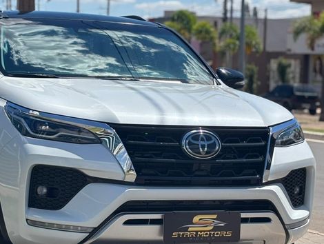 Toyota Hilux SW4 SRX 4x4 2.8 TDI 16V Dies. Aut.