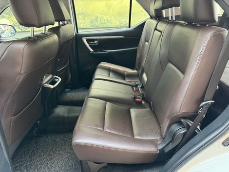 Toyota Hilux SW4 SRX 4x4 2.8 TDI 16V Dies. Aut.