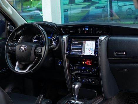 Toyota Hilux SW4 SRX 4x4 2.8 TDI 16V Dies. Aut.