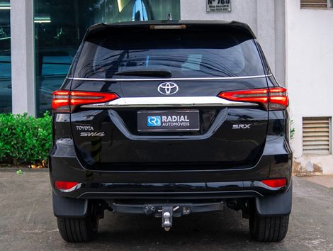 Toyota Hilux SW4 SRX 4x4 2.8 TDI 16V Dies. Aut.