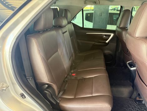 Toyota Hilux SW4 SRX 4x4 2.8 TDI 16V Dies. Aut.