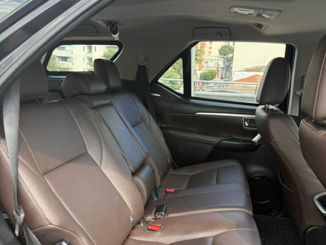 Toyota Hilux SW4 SRX 4x4 2.8 TDI 16V Dies. Aut.