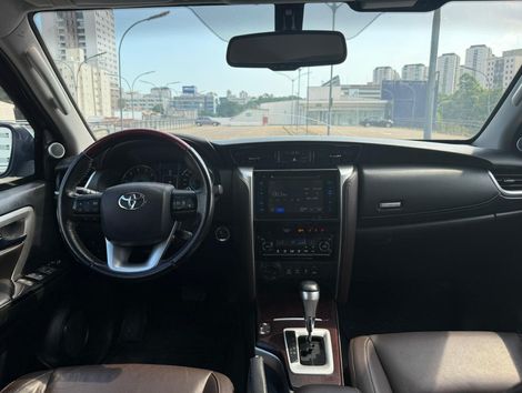 Toyota Hilux SW4 SRX 4x4 2.8 TDI 16V Dies. Aut.