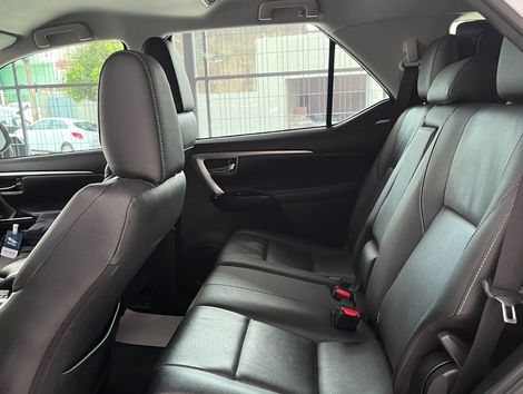 Toyota Hilux SW4 SRX 4x4 2.8 TDI 16V Dies. Aut.