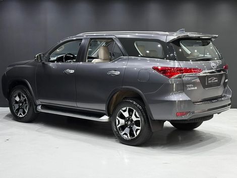 Toyota Hilux SW4 SRX Diamo. 4x4 2.8 TB Die Aut.