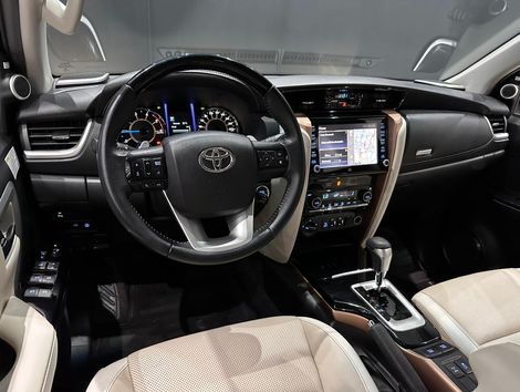 Toyota Hilux SW4 SRX Diamo. 4x4 2.8 TB Die Aut.