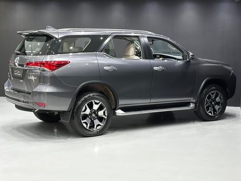 Toyota Hilux SW4 SRX Diamo. 4x4 2.8 TB Die Aut.