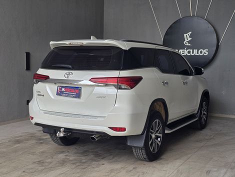 Toyota Hilux SW4 SRX 4x4 2.8 TDI 16V Dies. Aut.