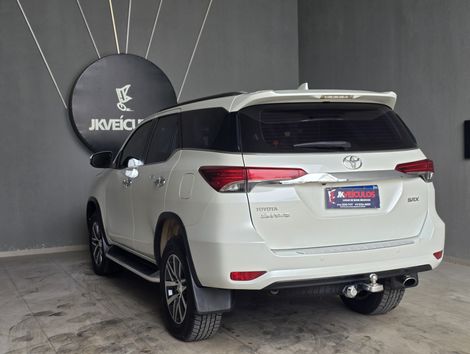 Toyota Hilux SW4 SRX 4x4 2.8 TDI 16V Dies. Aut.