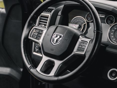 RAM CLASSIC LARAMIE NIGHT ED. 5.7 4X4 Aut.