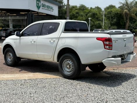 Mitsubishi L200 Tri. Outd. GLX 2.4 CD 4x4 Die. Mec.