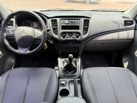 Mitsubishi L200 Tri. Outd. GLX 2.4 CD 4x4 Die. Mec.