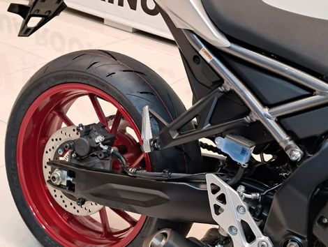 SUZUKI GSX-8R