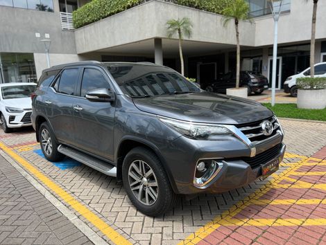 Toyota Hilux SW4 SRX 4x4 2.8 TDI 16V Dies. Aut.