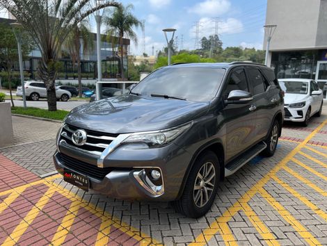 Toyota Hilux SW4 SRX 4x4 2.8 TDI 16V Dies. Aut.