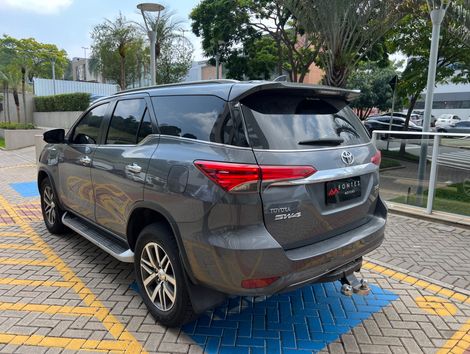 Toyota Hilux SW4 SRX 4x4 2.8 TDI 16V Dies. Aut.