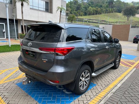 Toyota Hilux SW4 SRX 4x4 2.8 TDI 16V Dies. Aut.