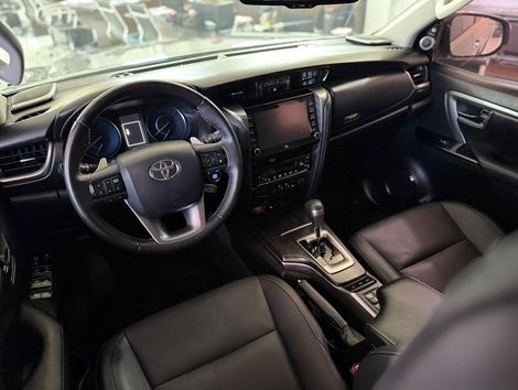 Toyota Hilux SW4 SRX 4x4 2.8 TDI 16V Dies. Aut.