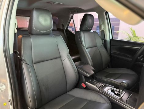 Toyota Hilux SW4 SRX 4x4 2.8 TDI 16V Dies. Aut.