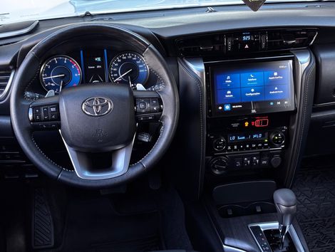 Toyota Hilux SW4 SRX Plat. 4x4 2.8 TB Die. Aut.