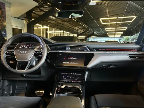 Audi Q8 E-TRON Sportb. Perf. Black (Elétrico)